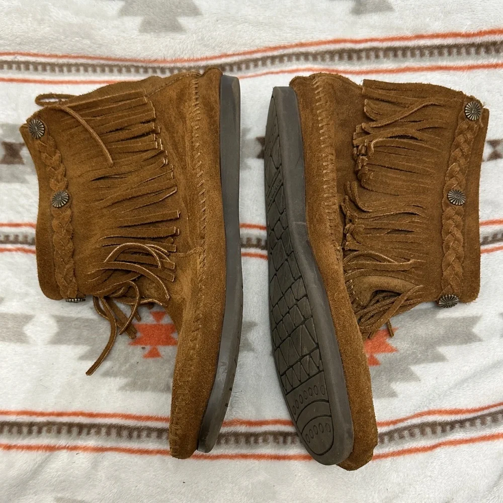 Minnetonka women’s Tan Fringe Moccasin Boots - Picture 5 of 6